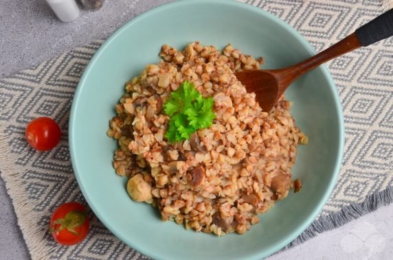 Готовая гречневая каша с шампиньонами