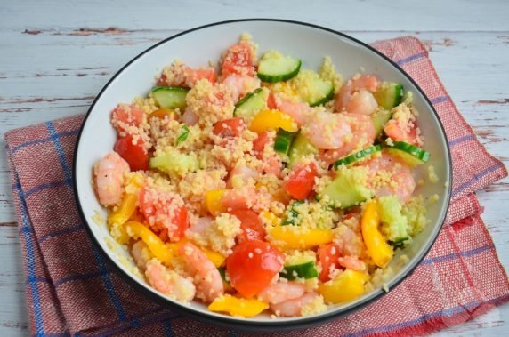 Овощной салат с креветками и кускусом – фото приготовления рецепта, шаг 4