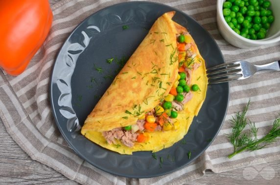 Омлет с тунцом и овощами – фото приготовления рецепта, шаг 5