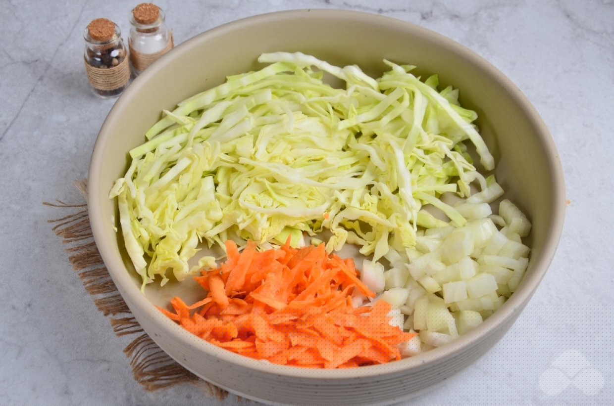 Капуста, тушенная с курицей – фото приготовления рецепта, шаг 2 Капуста, тушенная с курицей – фото приготовления рецепта, шаг 2