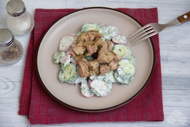 Салат с редисом, огурцами и печенью трески